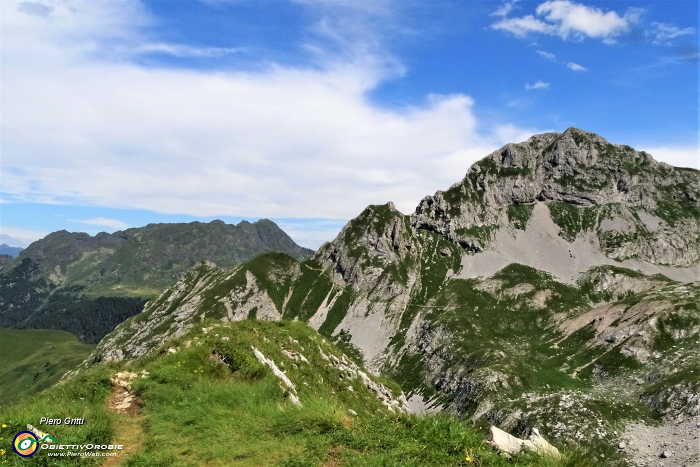 28 Al Passo di Gabbia (2050 m) con vista in Corna Piana (2310).JPG